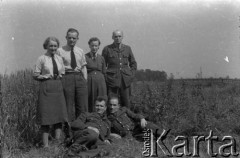 1943-1946, Wielka Brytania. 
Grupa niezidentyfikowanych lotników z personelu medycznego Polskich Sił Powietrznych pozuje do zdjęcia z dwiema ochotniczkami WAAF (Pomocniczej Lotniczej Służby Kobiet).  
Fot. Zenon Brejwo, zbiory Ośrodka KARTA