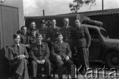 1943, Ingham, Wielka Brytania. 
Siedzą od lewej: por. Kornel Wiszniewski (dowódca Sekcji Medycznej 300 Dywizjonu), mjr pilot Witold Piotrowski (dowódca 309 Dywizjonu Myśliwsko-Rozpoznawczego), NN. Za nimi przy ambulansie grupa ochotniczek WAAF (Pomocniczej Lotniczej Służby Kobiet) oraz członków personelu naziemnego Stacji Ingham.
Fot. Zenon Brejwo, zbiory Ośrodka KARTA