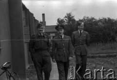 1943, Ingham, Wielka Brytania.
Idą od lewej: mjr pilot Witold Piotrowski (dowódca 309 Dywizjonu Myśliwsko-Rozpoznawczego), prawdopodobnie ppłk Antoni Fiumel (Szef Służby Medycznej Polskich Sił Powietrznych) i por. Kornel Wiszniewski (dowódca Sekcji Medycznej 300 Dywizjonu).
Fot. Zenon Brejwo, zbiory Ośrodka KARTA