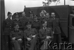 1943, Ingham, Wielka Brytania. 
Siedzą od lewej: mjr pilot Witold Piotrowski (dowódca 309 Dywizjonu Myśliwsko-Rozpoznawczego), prawd. ppłk Antoni Fiumel (Szef Służby Medycznej Polskich Sił Powietrznych) i por. Kornel Wiszniewski (dowódca Sekcji Medycznej 300 Dywizjonu). Za nimi przy ambulansie grupa ochotniczek WAAF (Pomocniczej Lotniczej Służby Kobiet) oraz członków personelu naziemnego Stacji Ingham.
Fot. Zenon Brejwo, zbiory Ośrodka KARTA