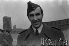 06.03.1943, Hemswell, Wielka Brytania. 
Dekoracja lotników dywizjonów 300,301 i 305 krzyżami Virtuti Militari przez gen. Władysława Sikorskiego. Na pierwszym planie por. nawigator Paweł Moskwa.
Fot. Zenon Brejwo, zbiory Ośrodka KARTA