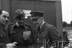 1943, Ingham, Wielka Brytania. 
Stoją od lewej: NN, mjr pilot Witold Piotrowski (dowódca 309 Dywizjonu Myśliwsko-Rozpoznawczego) i prawdpodobnie ppłk Antoni Fiumel (Szef Służby Medycznej Polskcih Sił Powietrznych).
Fot. Zenon Brejwo, zbiory Ośrodka KARTA
