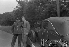 01.07.1943, Hemswell, Wielka Brytania. 
Święto 300 Dywizjonu. Kierowca samochodu służbowego jednego z wyższych oficerów Polskich Służb Powietrznych pozuje do zdjęcia z niezidentyfikowanym podoficerem z personelu naziemnego. Zwraca uwagę szachownica wymalowana na drzwiach pojazdu.
Fot. Zenon Brejwo, zbiory Ośrodka KARTA