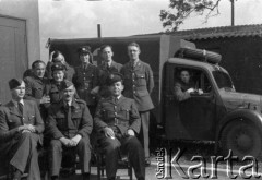 1943, Ingham, Wielka Brytania. 
Siedzą od lewej: por. Kornel Wiszniewski (dowódca Sekcji Medycznej 300 Dywizjonu), mjr pilot Witold Piotrowski (dowódca 309 Dywizjonu Myśliwsko-Rozpoznawczego), NN. Za nimi przy ambulansie grupa ochotniczek WAAF (Pomocniczej Lotniczej Służby Kobiet) oraz członków personelu medycznego Stacji Ingham.
Fot. Zenon Brejwo, zbiory Ośrodka KARTA