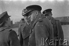 06.03.1943, Hemswell, Wielka Brytania. 
Dekoracja lotników dywizjonów 300,301 i 305 krzyżami Virtuti Militari przez gen. Władysława Sikorskiego. Na pierwszym planie płk Bogdan Kwieciński. Pierwsza z lewej oficer WAAF Yvonne Gerstel odbierająca odznaczenie w imieniu swojego męża por. obs. Jana Gerstela z 300 Dywizjonu, który trafił do niewoli po zestrzeleniu w dniu 25 listopada 1942 r. nad Holandią.
Fot. Zenon Brejwo, zbiory Ośrodka KARTA