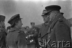 06.03.1943, Hemswell, Wielka Brytania.
Dekoracja krzyżami Virtuti Militari lotników dywizjonów 300,301 i 305 Virtuti Militari przez gen. Władysława Sikorskiego. Na pierwszym planie płk Bogdan Kwieciński. Pierwsza z lewej oficer WAAF Yvonne Gerstel odbierająca odznaczenie w imieniu swojego męża por. obserwatora Jana Gerstela z 300 Dywizjonu, który trafił do niewoli po zestrzeleniu w dniu 25 listopada 1942 r. nad Holandią.
Fot. Zenon Brejwo, zbiory Ośrodka KARTA
