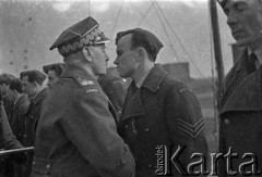 06.03.1943, Hemswell, Wielka Brytania. 
Dekoracja krzyżami Virtuti Militari lotników dywizjonów 300,301 i 305 przez gen. Władysława Sikorskiego. Na pierwszym planie plut. strzelec pokł. Benedykt Molik. Na prawo od niego plut. nawigator Karol Kramarczyk.
Fot. Zenon Brejwo, zbiory Ośrodka KARTA