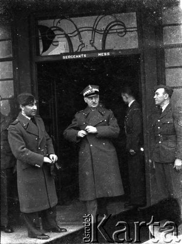 06.03.1943, Hemswell, Wielka Brytania. 
Dekoracja krzyżami Virtuti Militari lotników dywizjonów 300, 301 i 305. Generał Władysław Sikorski wychodzi z mesy podoficerskiej. Pierwszy z lewej ppłk pilot Robert Beill.
Fot. Zenon Brejwo, zbiory Ośrodka KARTA