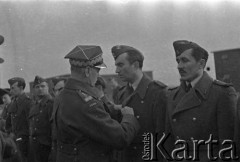 06.03.1943, Hemswell, Wielka Brytania. 
Dekoracja krzyżami Virtuti Militari lotników dywizjonów 300, 301 i 305. Gen. Władysław Sikorski wręcza odznaczenie por. nawigatorowi Pawłowi Moskwie. Pierwszy z prawej por. nawigator Stanisław Patalan. Z lewej strony stoją kolejno: oficer WAAF Yvonne Gerstel, mjr pilot Adam Kropiński i kpt. pilot Włodzimierz Łazoryk. 
Fot. Zenon Brejwo, zbiory Ośrodka KARTA