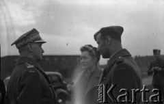 06.03.1943, Hemswell, Wielka Brytania. 
Dekoracja krzyżami Virtuti Militari lotników dywizjonów 300, 301 i 305. Na pierwszym planie gen. Władysław Sikorski i ppłk pilot Robert Beill.
Fot. Zenon Brejwo, zbiory Ośrodka KARTA