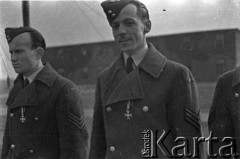 06.03.1943, Hemswell, Wielka Brytania. 
Lotnicy 300 Dywizjonu po dekoracji krzyżami Virtuti Militari przez gen. Władysława Sikorskiego: (od lewej) plut. strzelec pokł. Benedykt Molik i plut. nawigator Karol Kramarczyk.
Fot. Zenon Brejwo, zbiory Ośrodka KARTA