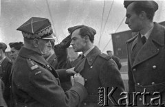 06.03.1943, Hemswell, Wielka Brytania. 
Lotnicy Dywizjonów 300,301 i 305 dekorowani krzyżami Virtuti Militari przez gen. Władysława Sikorskiego: (od prawej) ppor. pilot Kazimierz Brochocki, ppor. strzelec pokł. Marian Paschalski, por. pilot Gerard Kunowski (zasłonięty) i por. nawigator Marian Aduckiewicz.
Fot. Zenon Brejwo, zbiory Ośrodka KARTA