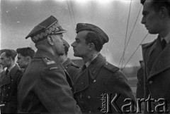 06.03.1943, Hemswell, Wielka Brytania.
Lotnicy Dywizjonów 300, 301 i 305 dekorowani krzyżami Virtuti Militari przez gen. Władysława Sikorskiego: (od prawej) ppor. pilot Kazimierz Brochocki, ppor. strzelec pokł. Marian Paschalski, por. pilot Gerard Kunowski (zasłonięty), por. nawigator Marian Aduckiewicz i ppor. nawigator Tadeusz Nawalany.
Fot. Zenon Brejwo, zbiory Ośrodka KARTA