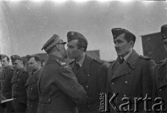 06.03.1943, Hemswell, Wielka Brytania. 
Lotnicy Dywizjonów 300, 301 i 305 dekorowani krzyżami Virtuti Militari przez gen. Władysława Sikorskiego: (od prawej) por. nawigator. Stanisław Patalan, por. nawigator Czesław Malinowski, kpt. nawigator Zygmunt Żółciński, kpt. pilot Włodzimierz Łazoryk i mjr pilot Adam Kropiński.
Fot. Zenon Brejwo, zbiory Ośrodka KARTA