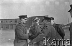 06.03.1943, Hemswell, Wielka Brytania. 
Dekoracja krzyżami Virtuti Militari lotników dywizjonów 300, 301 i 305 przez gen. Władysława Sikorskiego.
Fot. Zenon Brejwo, zbiory Ośrodka KARTA