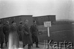 06.03.1943, Hemswell, Wielka Brytania. 
Dekoracja krzyżami Virtuti Militari lotników dywizjonów 300, 301 i 305. Na pierwszym planie gen. Władysław Sikorski. Pierwszy z prawej -  ppłk pilot Robert Beill. Od lewej – (drugi) gen. Stanisław Ujejski, Generalny Inspektor Polskich Sił Powietrznych i (trzeci) prawd. ppłk. Jerzy Borkowski, Szef Gabinetu Naczelnego Wodza..
Fot. Zenon Brejwo, zbiory Ośrodka KARTA