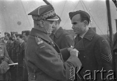 06.03.1943, Hemswell, Wielka Brytania. 
Dekoracja krzyżami Virtuti Militari lotników dywizjonów 300, 301 i 305. Gen. Władysław Sikorski odznacza plut. strzelca pokł. Benedykta Molika.
Fot. Zenon Brejwo, zbiory Ośrodka KARTA