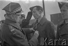 06.03.1943, Hemswell, Wielka Brytania. 
Dekoracja krzyżami Virtuti Militari lotników dywizjonów 300, 301 i 305. Gen. Władysław Sikorski odznacza plut. nawigatora Karola Kramarczyka. Pierwszy z prawej – sierż. pilot Witold Graczyk
Fot. Zenon Brejwo, zbiory Ośrodka KARTA