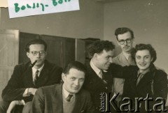 Lata 50., brak miejsca.
Jan Kułakowski (2. z prawej) z przyjaciółmi z Ruchu Młodzieży Katolickiej, m.in. z Rzemieniewskim (2. od lewej).
Fot. NN, kolekcja Jana i Zofii Kułakowskich, zbiory Ośrodka KARTA