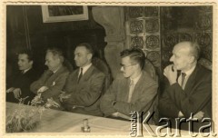 1954-1955, Bruksela, Belgia.
Boże Narodzenie. 2. z prawej Jan Kułakowski, członek Sekretariatu Generalnego Międzynarodowej Konferencji Chrześcijańskich Związków Zawodowych.
Fot. NN, kolekcja Zofii i Jana Kułakowskich, udostępniła Zofia Kułakowska, zbiory Ośrodka KARTA