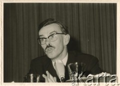 1971, Bruksela, Belgia.
Jan Kułakowski, sekretarz generalny Europejskiej Organizacji Światowej Konfederacji Pracy podczas konferencji na Wolnym Uniwersytecie Brukselskim.
Fot. NN, kolekcja Zofii i Jana Kułakowskich, udostępniła Zofia Kułakowska, zbiory Ośrodka KARTA