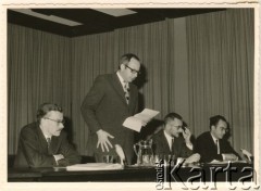 1971, Bruksela, Belgia.
Konferencja na Wolnym Uniwersytecie Brukselskim, 1. z lewej Jan Kułakowski, sekretarz generalny Europejskiej Organizacji Światowej Konfederacji Pracy.
Fot. NN, kolekcja Zofii i Jana Kułakowskich, udostępniła Zofia Kułakowska, zbiory Ośrodka KARTA