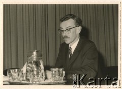 1971, Bruksela, Belgia.
Jan Kułakowski, sekretarz generalny Europejskiej Organizacji Światowej Konfederacji Pracy podczas konferencji na Wolnym Uniwersytecie Brukselskim.
Fot. NN, kolekcja Zofii i Jana Kułakowskich, udostępniła Zofia Kułakowska, zbiory Ośrodka KARTA