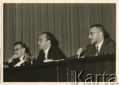 1971, Bruksela, Belgia.
Konferencja na Wolnym Uniwersytecie Brukselskim, z lewej Jan Kułakowski, sekretarz generalny Europejskiej Organizacji Światowej Konfederacji Pracy, z prawej  Raschart.
Fot. NN, kolekcja Zofii i Jana Kułakowskich, udostępniła Zofia Kułakowska, zbiory Ośrodka KARTA