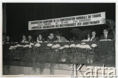 19.05.1972, Luksemburg.
Drugi Kongres Europejskiej Organizacji Światowej Konfederacji Pracy, 1. z lewej prezes syndykatów belgijskich Hauthays, 4. (?) z lewej Voorzitter, 5. z lewej minister stanu Cool, 2. z prawej sekretarz generalny Europejskiej Organizacji Światowej Konfederacji Pracy Jan Kułakowski.
Fot. NN, kolekcja Jana i Zofii Kułakowskich, zbiory Ośrodka KARTA