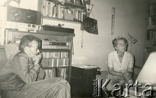 1980, Warszawa, Polska.
Sekretarz generalny Światowej Konfederacji Pracy Jan Kułakowski z żoną Zofią w mieszkaniu Tadeusza Mazowieckiego.
Fot. NN, kolekcja Jana i Zofii Kułakowskich, zbiory Ośrodka KARTA