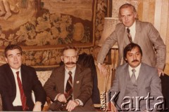 10.12.1983, Oslo, Norwegia.
Szefowie międzynarodowych organizacji związków zawodowych w dniu odebrania przez Danutę Wałęsę Nagrody Nobla przyznanej jej mężowi Lechowi Wałęsie (od lewej siedzą): sekretarz generalny  Międzynarodowej Konfederacji Wolnych Związków Zawodowych (International Confederation of Free Trade Unions, ICFTU) John Vandervecken, kierownik Biura Koordynacyjnego „Solidarności” za Granicą Jerzy Milewski, chilijski lider związków zawodowych oraz jeden z przywódców opozycji antypinochetowskiej Rodolfo Seguel Molina oraz nieznany mężczyzna (stoi).
Fot. NN, kolekcja Jana i Zofii Kułakowskich, zbiory Ośrodka KARTA