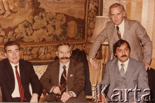 10.12.1983, Oslo, Norwegia.
Szefowie międzynarodowych organizacji związków zawodowych w dniu odebrania przez Danutę Wałęsę Nagrody Nobla przyznanej jej mężowi Lechowi Wałęsie (od lewej siedzą): sekretarz generalny  Międzynarodowej Konfederacji Wolnych Związków Zawodowych (International Confederation of Free Trade Unions, ICFTU) John Vandervecken, kierownik Biura Koordynacyjnego „Solidarności” za Granicą Jerzy Milewski, chilijski lider związków zawodowych oraz jeden z przywódców opozycji antypinochetowskiej Rodolfo Seguel Molina oraz nieznany mężczyzna (stoi).
Fot. NN, kolekcja Jana i Zofii Kułakowskich, zbiory Ośrodka KARTA