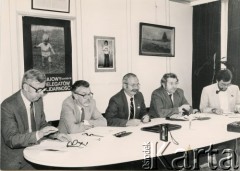 31.08.1985, Lier, Belgia.
Sekretarz generalny Światowej Konfederacji Pracy Jan Kułakowski (2. z lewej) i kierownik Biura Koordynacyjnego „Solidarności” za Granicą Jerzy Milewski (3. z lewej) w czasie konferencji prasowej. Na ścianie plakaty Solidarności.
Fot. NN, kolekcja Jana i Zofii Kułakowskich, zbiory Ośrodka KARTA