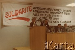 Lata 80., brak miejsca.
Sekretarz generalny Światowej Konfederacji Pracy Jan Kułakowski (2. z lewej) w czasie Światowej Konferencji Nauczycieli. Przy mównicy delegatka z Polski.
Fot. NN, kolekcja Jana i Zofii Kułakowskich, zbiory Ośrodka KARTA