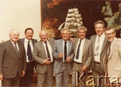29.06.1984, prawdopodobnie Bruksela, Belgia.
Działacze związkowi, 1. z lewej Houthuys (CSC - Konfederacja Chrześcijańskich Związków Zawodowych Belgii), w środku delegat francuski Servoz, 1. z lewej Jan Kułakowski, sekretarz generalny Światowej Konfederacji Pracy, 2. z prawej D`Hondt.
Fot. NN, kolekcja Jana i Zofii Kułakowskich, zbiory Ośrodka KARTA