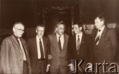 1989-1990, brak miejsca.
Od lewej Mikołajczak, Jan Kułakowski, Tadeusz Mazowiecki, Oruba.
Fot. NN, kolekcja Zofii i Jana Kułakowskich, udostępniła Zofia Kułakowska, zbiory Ośrodka KARTA