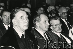 1989-1990, Lublin, Polska.
Uroczystość na Katolickim Uniwersytecie Lubelskim. Na pierwszym planie z lewej były rektor KUL o. Mieczysław Albert Krąpiec, z prawej Jan Kułakowski.
Fot. NN, kolekcja Jana i Zofii Kułakowskich, zbiory Ośrodka KARTA
