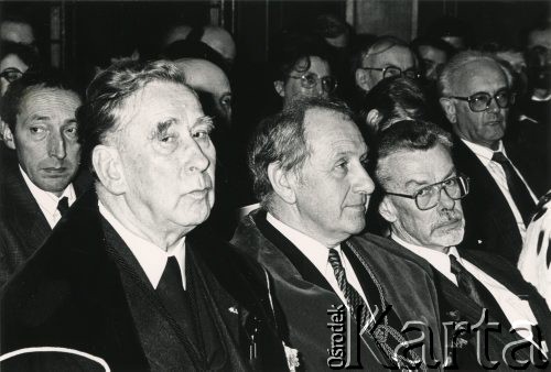 1989-1990, Lublin, Polska.
Uroczystość na Katolickim Uniwersytecie Lubelskim. Na pierwszym planie z lewej były rektor KUL o. Mieczysław Albert Krąpiec, z prawej Jan Kułakowski.
Fot. NN, kolekcja Jana i Zofii Kułakowskich, zbiory Ośrodka KARTA