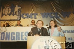 Listopad 1989, Caracas, Wenezuela.
Kongres Światowej Konfederacji Pracy, na mównicy przewodniczący NSZZ 