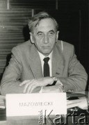 1989-1990, brak miejsca.
Premier rządu RP Tadeusz Mazowiecki.
Fot. NN, kolekcja Zofii i Jana Kułakowskich, udostępniła Zofia Kułakowska, zbiory Ośrodka KARTA
