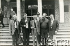 1989-1990, Lublin, Polska.
Przed siedzibą Katolickiego Uniwersytetu Lubelskiego, 1. z lewej Mikołajczak, w środku Jan Kułakowski, 1. z prawej Oruba, 2. z prawej Bohdan Cywiński.
Fot. NN, kolekcja Jana i Zofii Kułakowskich, zbiory Ośrodka KARTA