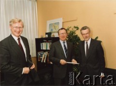 1990, Bruksela, Belgia.
Spotkanie, od lewej Luc Van den Brande, poseł do Izby Reprezentantów Belgii, Jacques Delors, przewodniczący Komisji Europejskiej i Jan Kułakowski, ambasador nadzwyczajny i pełnomocny oraz szef Misji Rzeczypospolitej Polskiej przy Wspólnotach Europejskich w Brukseli.
Fot. NN, kolekcja Zofii i Jana Kułakowskich, udostępniła Zofia Kułakowska, zbiory Ośrodka KARTA