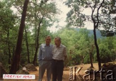 Sierpień 1991, Tourtour, Francja.
Były premier rządu RP Tadeusz Mazowiecki i Jan Kułakowski - ambasador nadzwyczajny i pełnomocny oraz szef Misji Rzeczypospolitej Polskiej przy Wspólnotach Europejskich w Brukseli.
Fot. NN, kolekcja Jana i Zofii Kułakowskich, zbiory Ośrodka KARTA