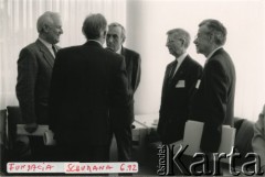 Maj 1992, Warszawa, Polska.
Polska Fundacja im. Roberta Schumana. Z prawej: Jan Kułakowski, ambasador nadzwyczajny i pełnomocny oraz szef Misji Rzeczypospolitej Polskiej przy Wspólnotach Europejskich w Brukseli, członek Rady Fundatorów Fundacji, prof. Jan Kerkhofs, były premier rządu RP Tadeusz Mazowiecki, założyciel Fundacji.
Fot. NN, kolekcja Zofii i Jana Kułakowskich, udostępniła Zofia Kułakowska, zbiory Ośrodka KARTA