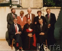 14.09.1992, Bruksela, Belgia.
Wizyta prymasa Polski Józefa Glempa. Na dole ambasador RP w Belgii i Luksemburgu oraz Stały Przedstawiciel RP przy NATO i Unii Zachodnioeuropejskiej w randze ambasadora Andrzej Krzeczunowicz, prymas Józef Glemp, Jan Kułakowski, ambasador nadzwyczajny i pełnomocny oraz szef Misji Rzeczypospolitej Polskiej przy Wspólnotach Europejskich. W środku stoi profesor Stanisław Kozanecki.
Fot. NN, kolekcja Jana i Zofii Kułakowskich, zbiory Ośrodka KARTA