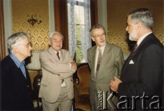 1993, Bruksela, Belgia.
Anna Turowicz, jej mąż dziennikarz i publicysta Jerzy Turowicz, Jan Kułakowski, ambasador RP przy Unii Europejskiej, Andrzej Krzeczunowicz, ambasador RP w Belgii (od lewej).
Fot. NN, kolekcja Zofii i Jana Kułakowskich, udostępniła Zofia Kułakowska, zbiory Ośrodka KARTA