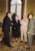 Lato 1993, Bruksela, Belgia.
Andrzej Krzeczunowicz, ambasador RP w Belgii, Anna Turowicz, jej mąż dziennikarz i publicysta Jerzy Turowicz, Jan Kułakowski, ambasador RP przy Unii Europejskiej (od lewej).
Fot. NN, kolekcja Jana i Zofii Kułakowskich, zbiory Ośrodka KARTA