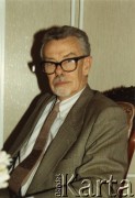 Lato 1993, Bruksela, Belgia.
Jan Kułakowski, ambasador RP przy Unii Europejskiej, w swoim gabinecie.
Fot. NN, kolekcja Zofii i Jana Kułakowskich, udostępniła Zofia Kułakowska, zbiory Ośrodka KARTA