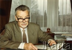 Lato 1993, Bruksela, Belgia.
Jan Kułakowski, ambasador RP przy Unii Europejskiej, w swoim gabinecie.
Fot. NN, kolekcja Zofii i Jana Kułakowskich, udostępniła Zofia Kułakowska, zbiory Ośrodka KARTA