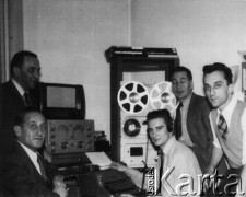 1953, Monachium, RFN.
Dział Nasłuchu Radia Wolna Europa. Pracownicy przy magnetofonach do monitoringu. Od lewej: Stanisław Mykaj, Ludwik Czyżewski, Marek Walicki, Mamert Miz-Miszyn, Aleksander Menhard.
Fot. NN, kolekcja Marka Walickiego, zbiory Ośrodka KARTA
